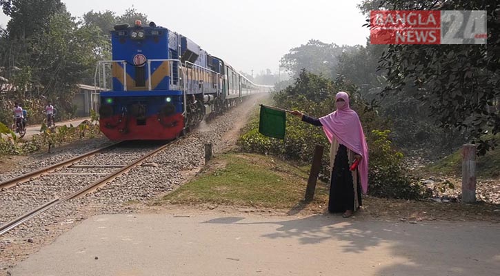 ঝিনাইদহে রেলগেট পাহারা দেন ফাতেমা